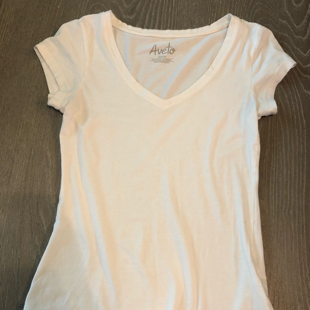 White t shirt v-neck